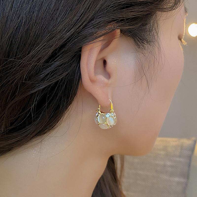 Boucles d'Oreilles Élégantes en Or avec Pierres Blanches