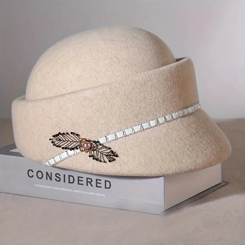 Chapeau Cloche en Laine Élegant avec Décoration Feuille et Perle