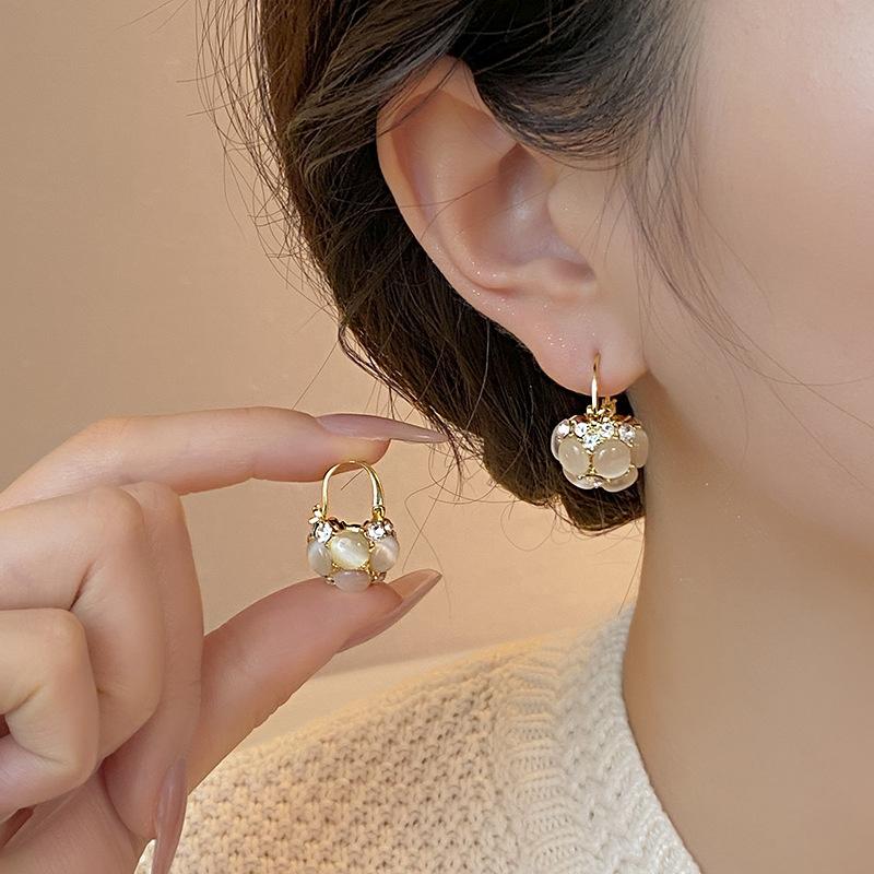 Boucles d'Oreilles Élégantes en Or avec Pierres Blanches